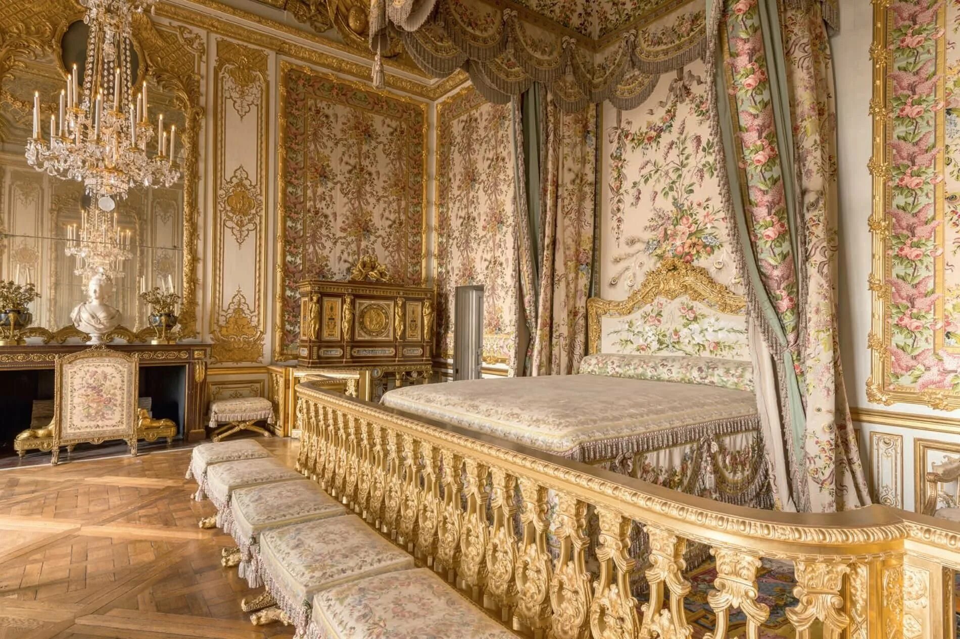 Версальский дворец спальня короля. Королевская спальня Версальского дворца Франция. Версаль интерьер