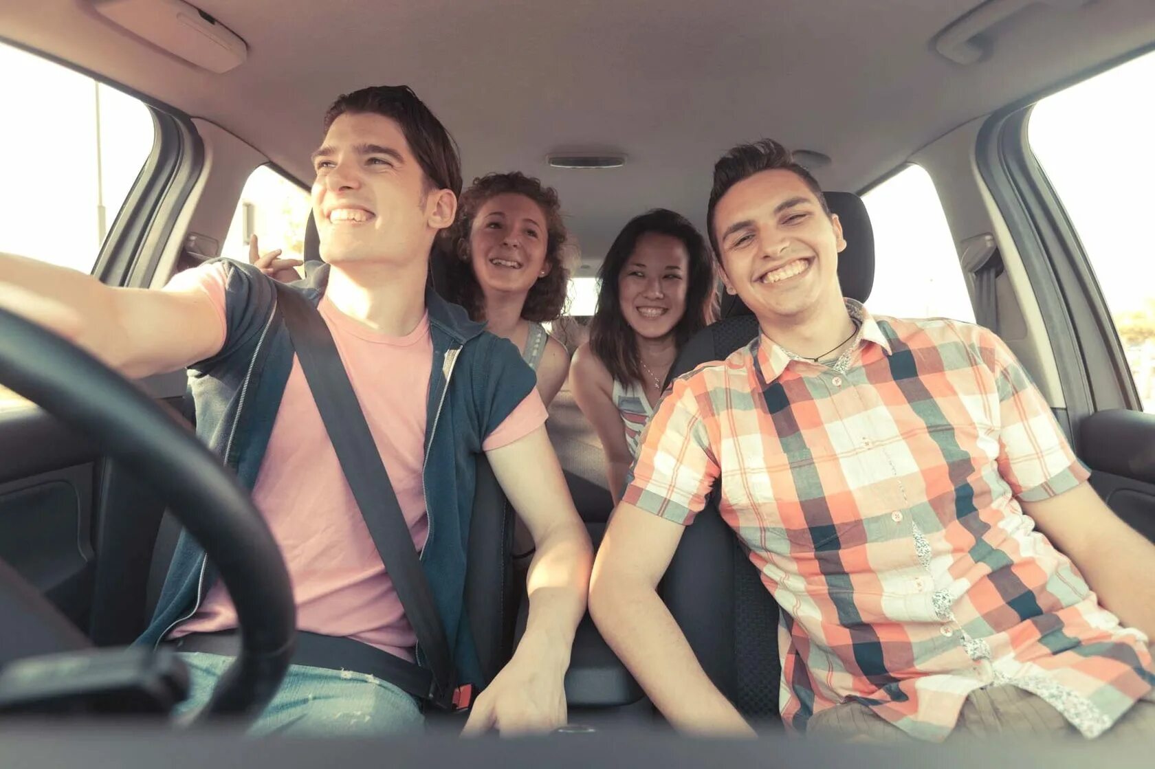 Мужчина за рулем. Водитель. Водитель и автомобиль. Студент на машине едет. Молодые люди в автомобиле.