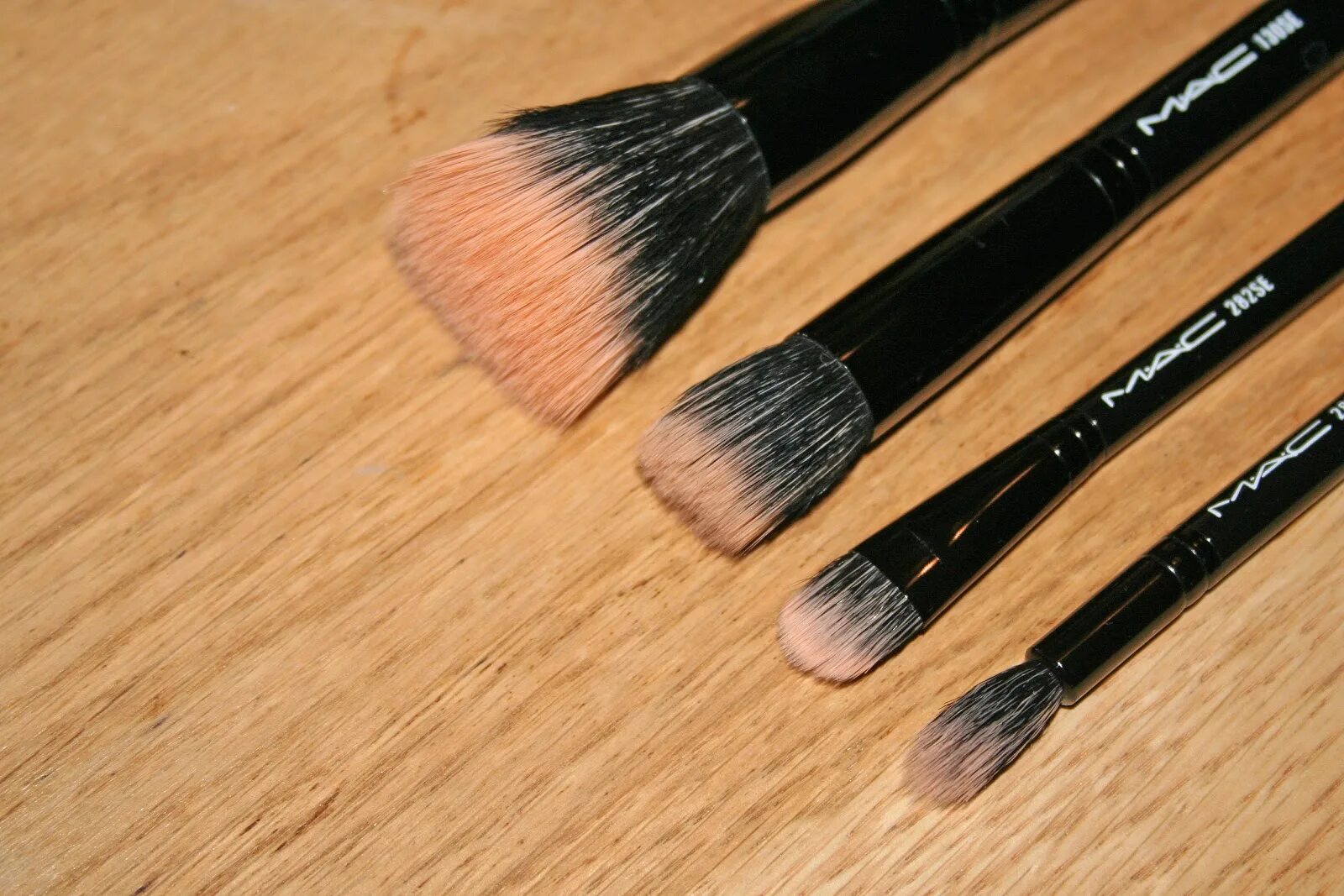 Дуофибра кисть Mac 130. Mac short Duo Fibre Brush #130. Кисть Mac дуофибра. Кисть Mac дуофибра 286.