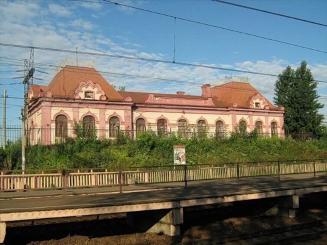 Железнодорожная станция петровск. Станция петровско-разумовская электричка. Жд станция петровское. Вокзал железнодорожный петровск. Жд вокзал на петровско разумовской.