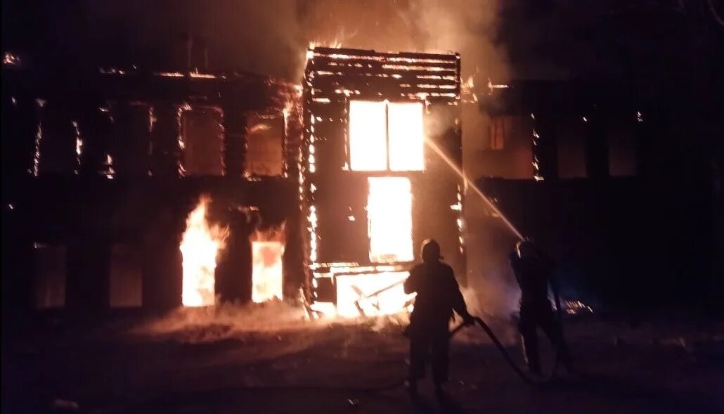 Сгорел класс. Класс пожара. Фото горящего дома ночью. Пожары в Якутии. Горящее здание ночью.