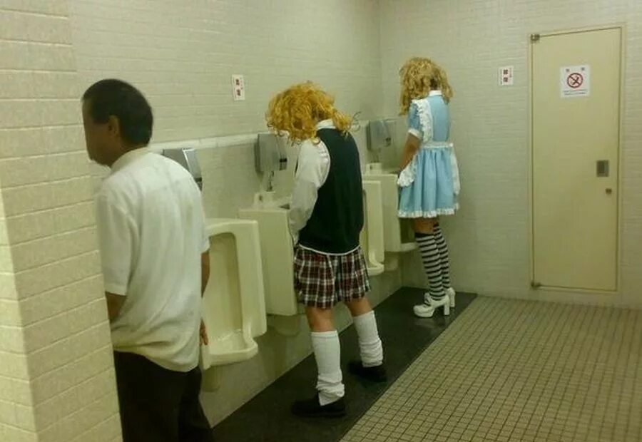 Зашли пописать в туалет. Туалет в школе. Туалет в американской школе. Школьный женский туалет. Женский туалет в школе.