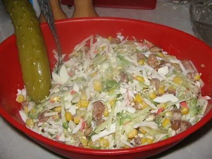 Салат пекинская капуста кукуруза колбаса сухарики