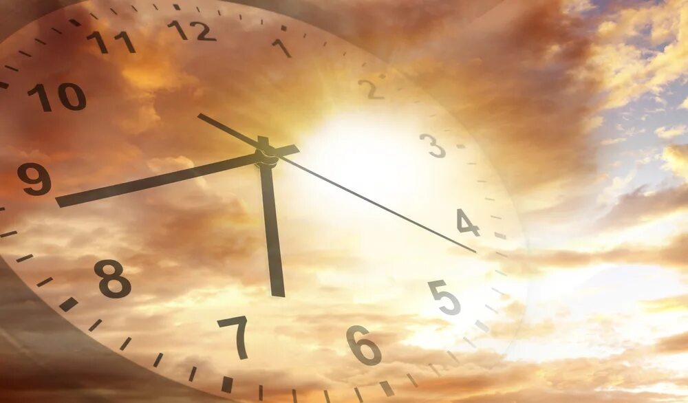 Время с точностью до половины. Часы в небе. Часы на фоне неба. Фон с часами вертикальный. Время небо.
