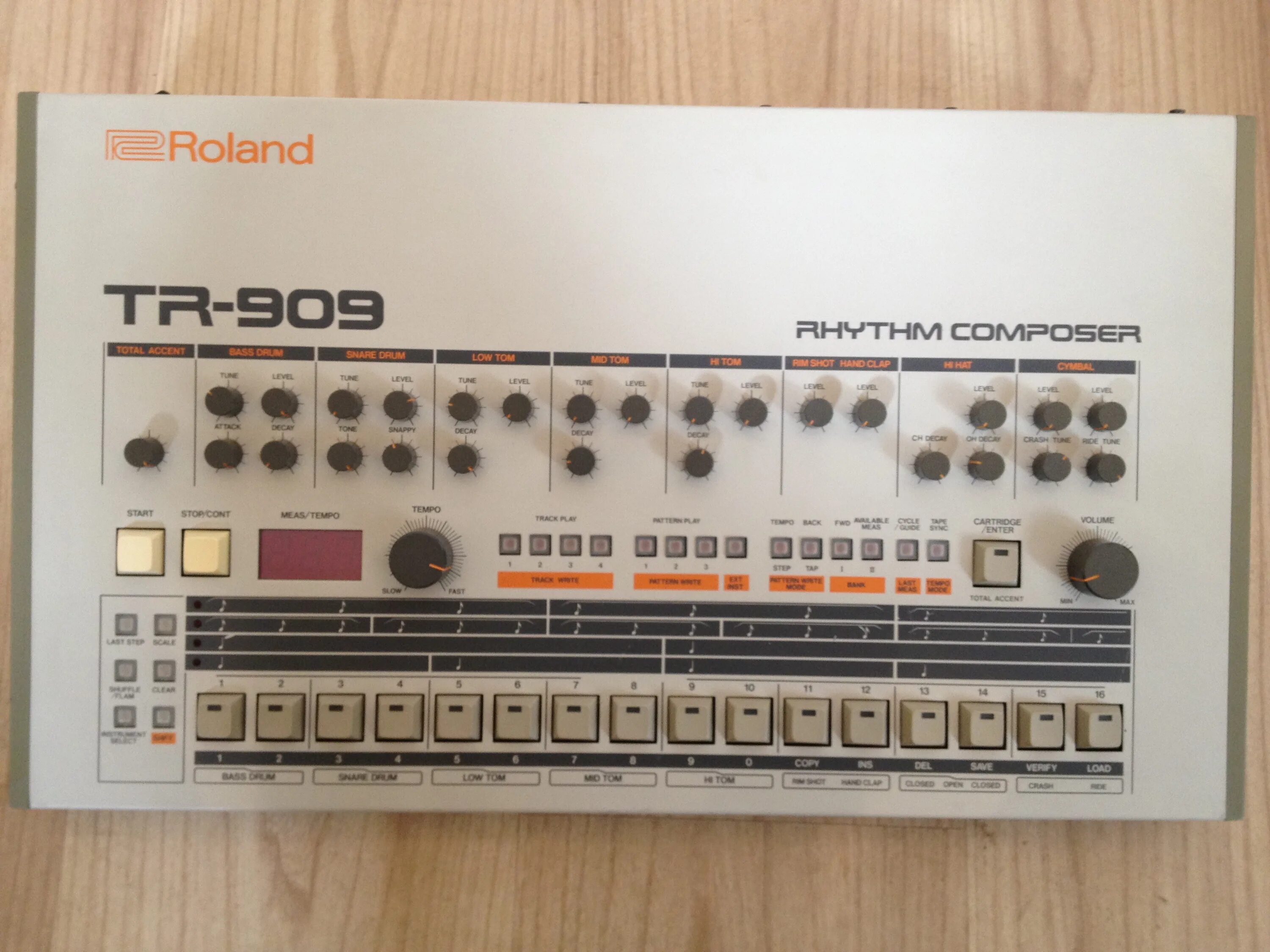 Roland tr-900. Roland tb-310. Драм машина roland tr-65. Roland tr 909 диджейский пульт. Tr 909 vst.