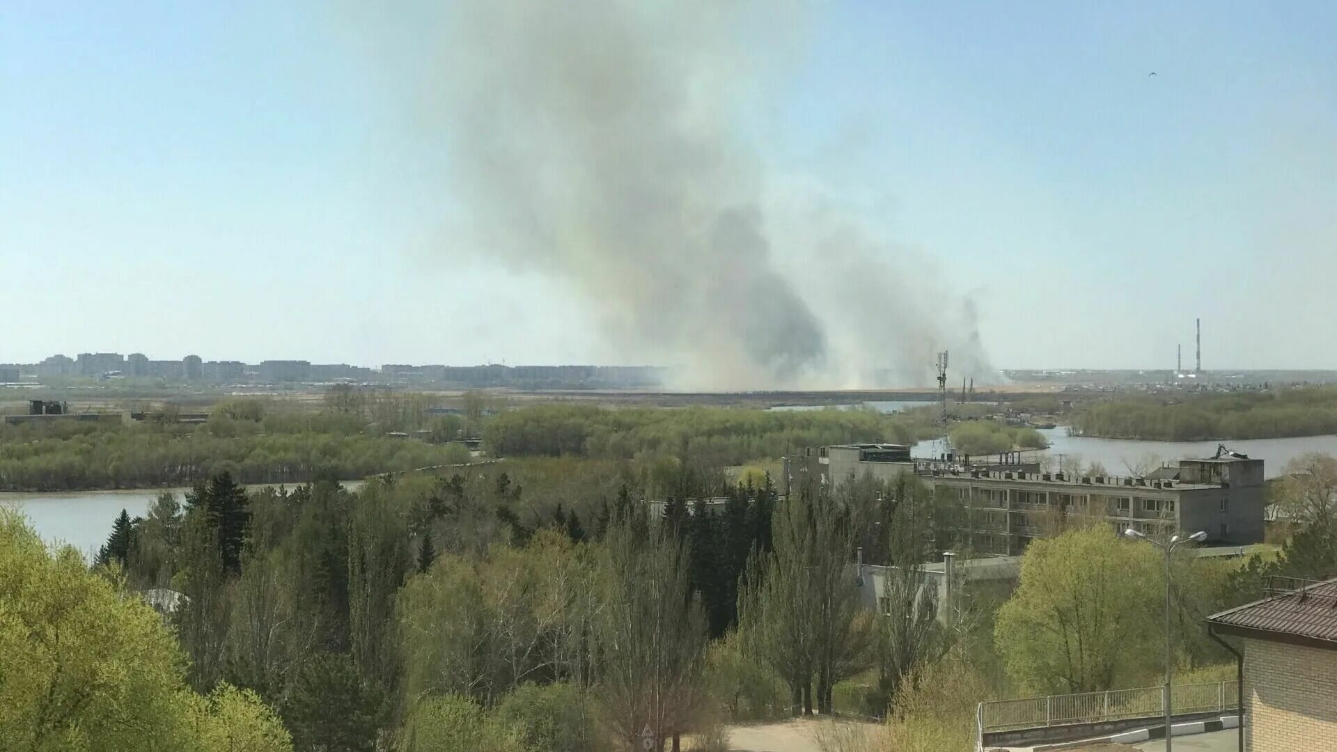 Пожар в Омске. Пожары в Омской области. Пожар в городе. Город в дыму.