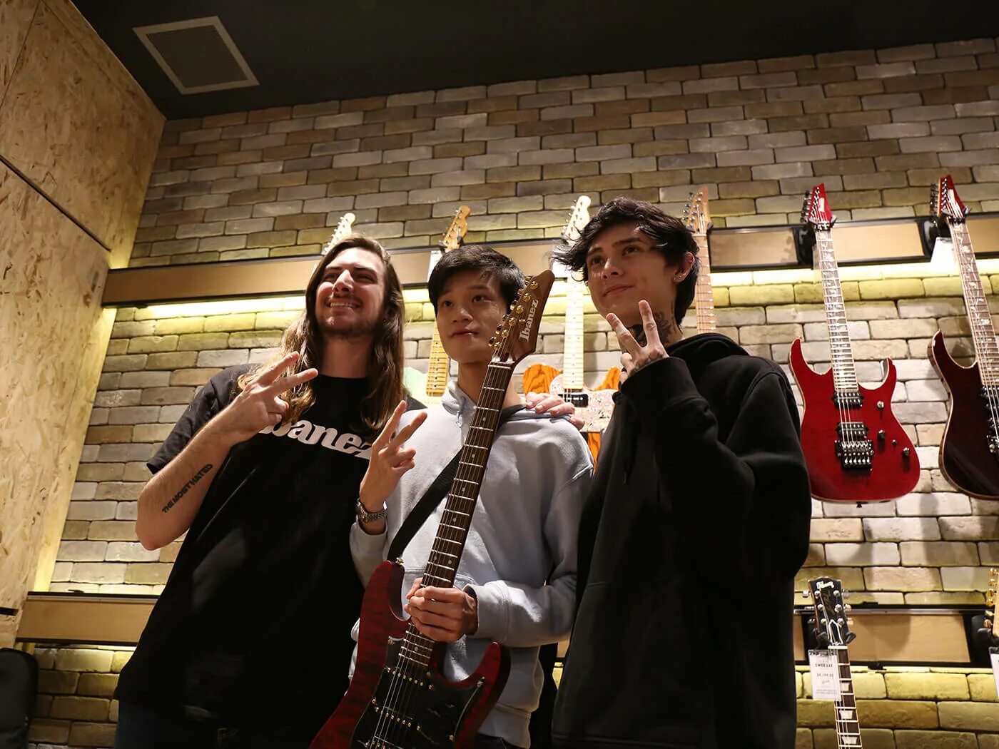 Полифия. Тим Хенсон Polyphia. Группа Polyphia. Группа Polyphia 2022. Скотт ЛЕПЕЙДЖ гитарист.