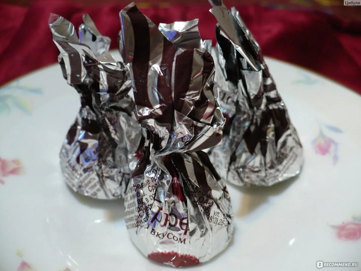 Шоколадные трюфели. Конфеты трюфель сладонеж. Конфеты трюфель со вкусом сливок. Трюфели шоколад клубника. Конфета трюфель сливки сладонеж.