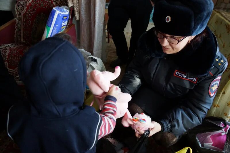 Оказала помощь видео. Полиция оказание помощи. полицейский оказывает первую помощь. оказание помощи сотрудником полиции. минская милиция оказала помощь семье.