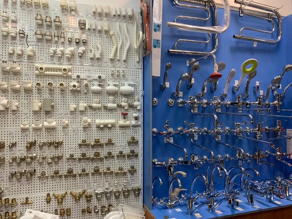 Сантехника запчасти. Трубы рядом со мной. Многослойные металлополимерные трубы для отопления. Ливневый желоб. Трубы в ванной.