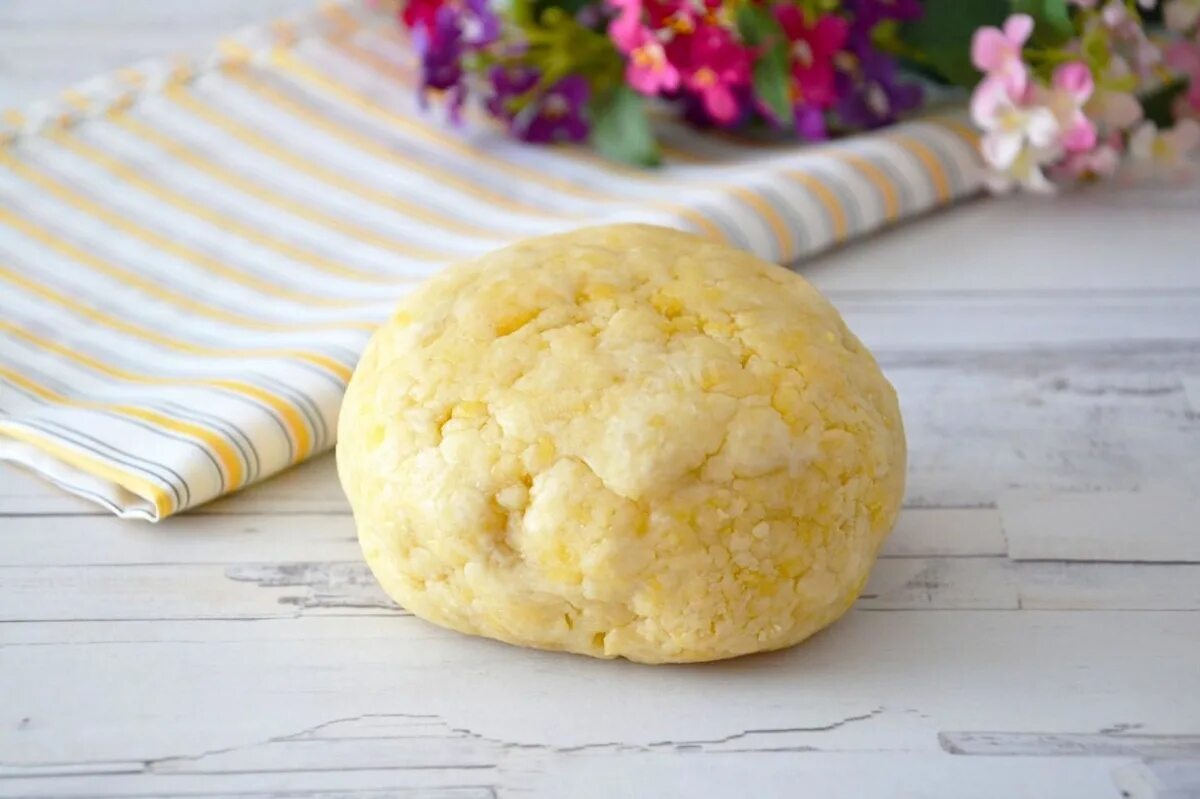 раскатывать тесто во сне. красивая раскатка теста на пироги. рука с теста для хлеба. раскатка теста руками. тесто.