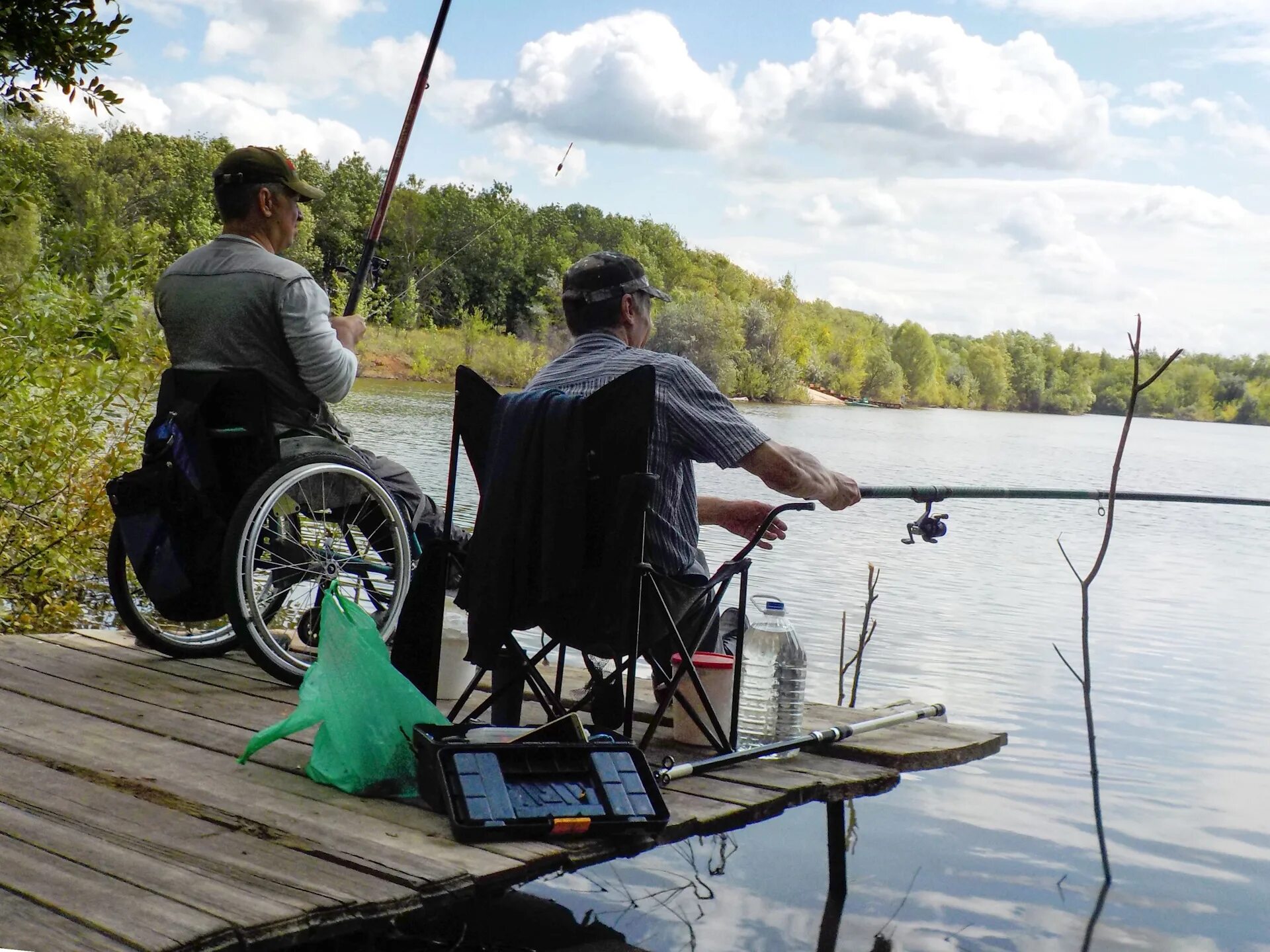 Организованная рыбалка. Рыбалка для инвалидов. Рыбак на пирсе. Рыбалка для инвалидов колясочников. Рыбак инвалид.