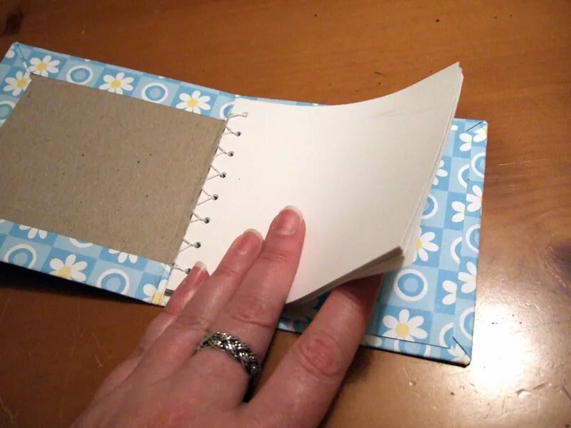 Мини книжка своими руками из бумаги. Книжка своими руками из бумаги. Как сделать книжечку своими руками. Маленькие книжки из бумаги. Необычные книжки своими руками.