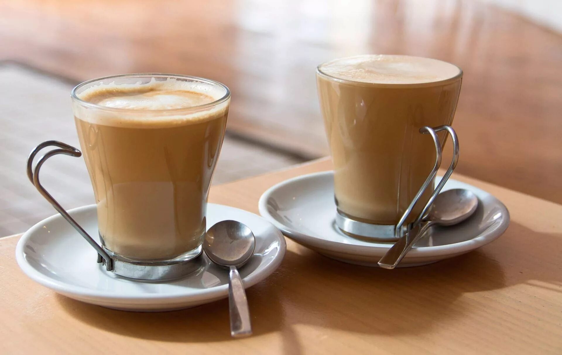 кофе на столе. кофе с молоком картинки. капучино и тортик. кружка кофе. чашка кофе.