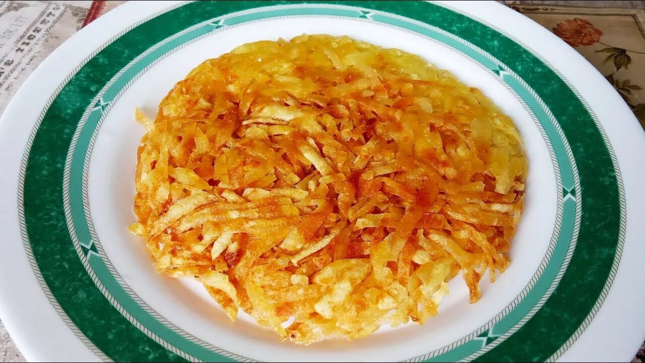 Натертый картофель. Тертая жареная картошка. картошка на терке жареная. жареный тертый картофель. жареная картошка натертая на терке.