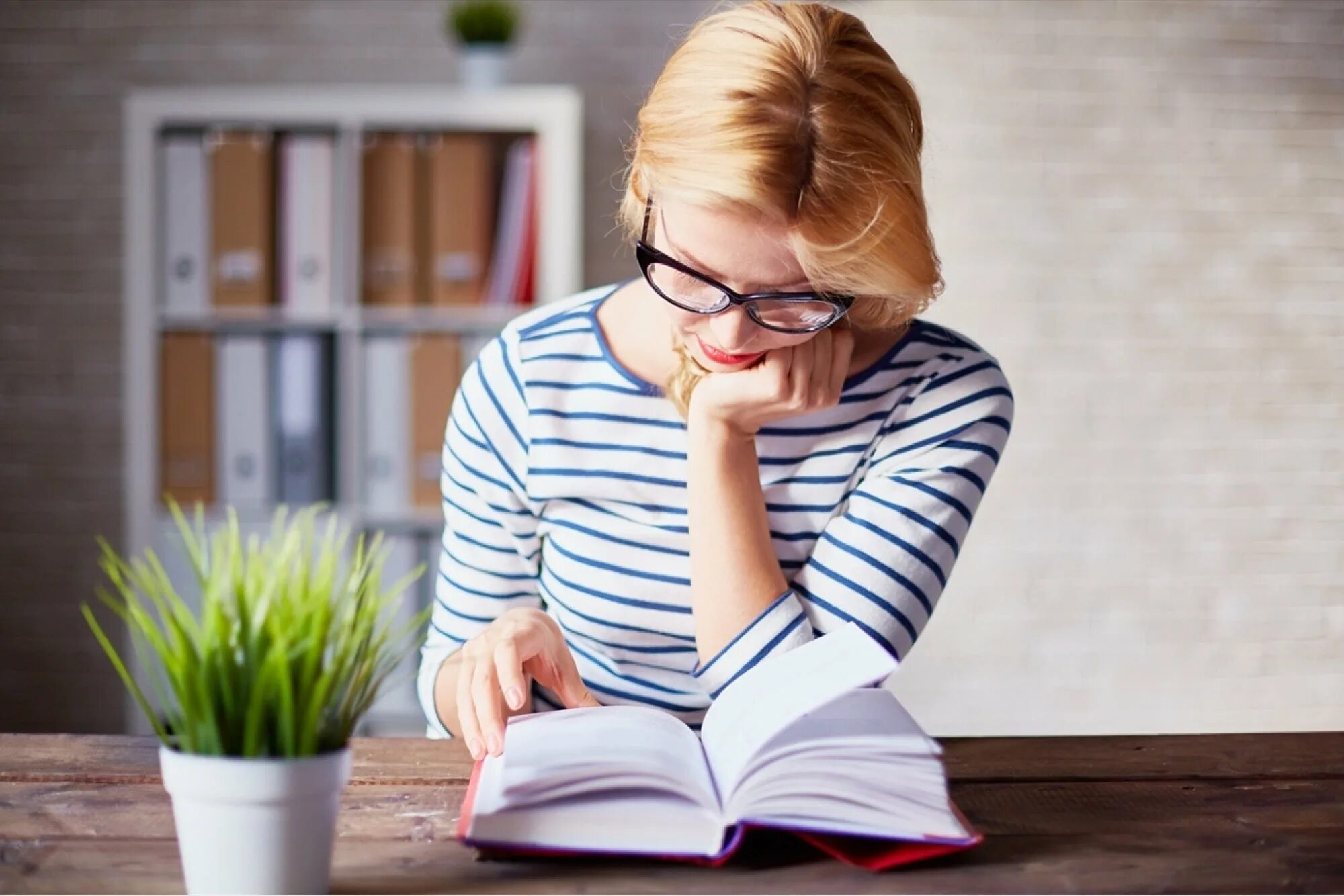 Чтение книг. Чтение г. Книга человек. Начитанная девушка. She s reading now