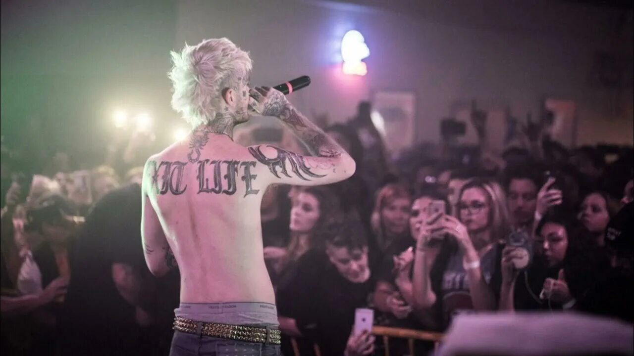 Включи toxis save that. Лил пип ирокез. Lil Peep Live. Lil Peep 2016. Lil Peep Mohawk.