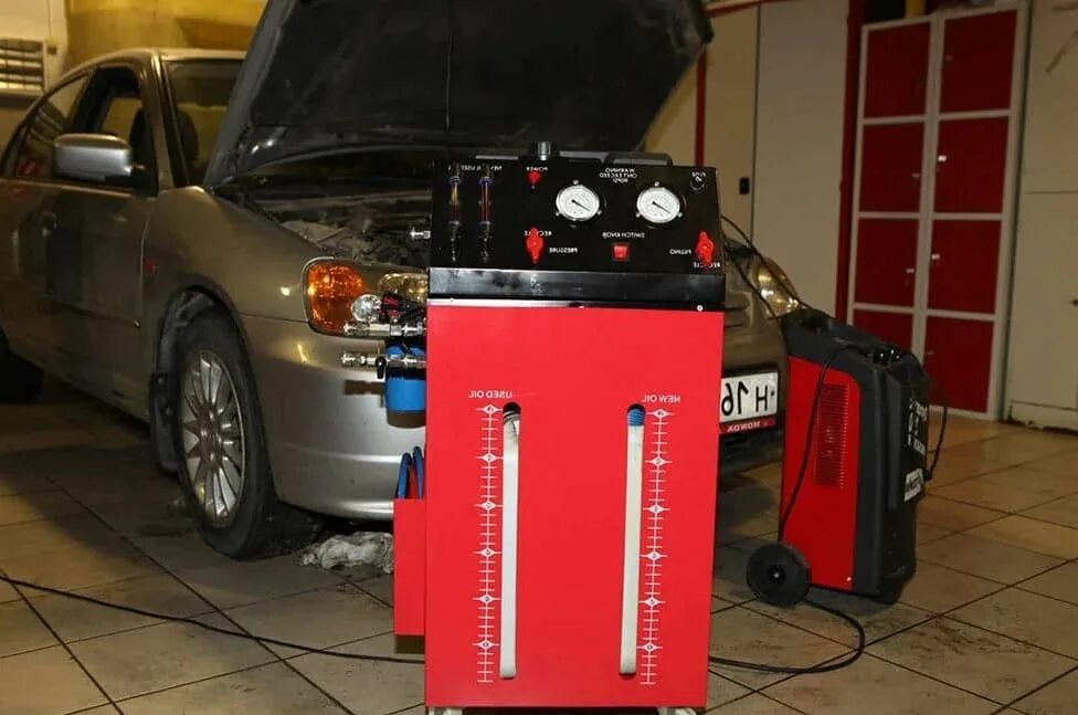 Прибор для замены масла в коробке. Аппаратная замена масла в акпп. Замена масла в автомате спб. Sivik стенд для замены масла в акпп. Аппарат для смены масла в акпп.