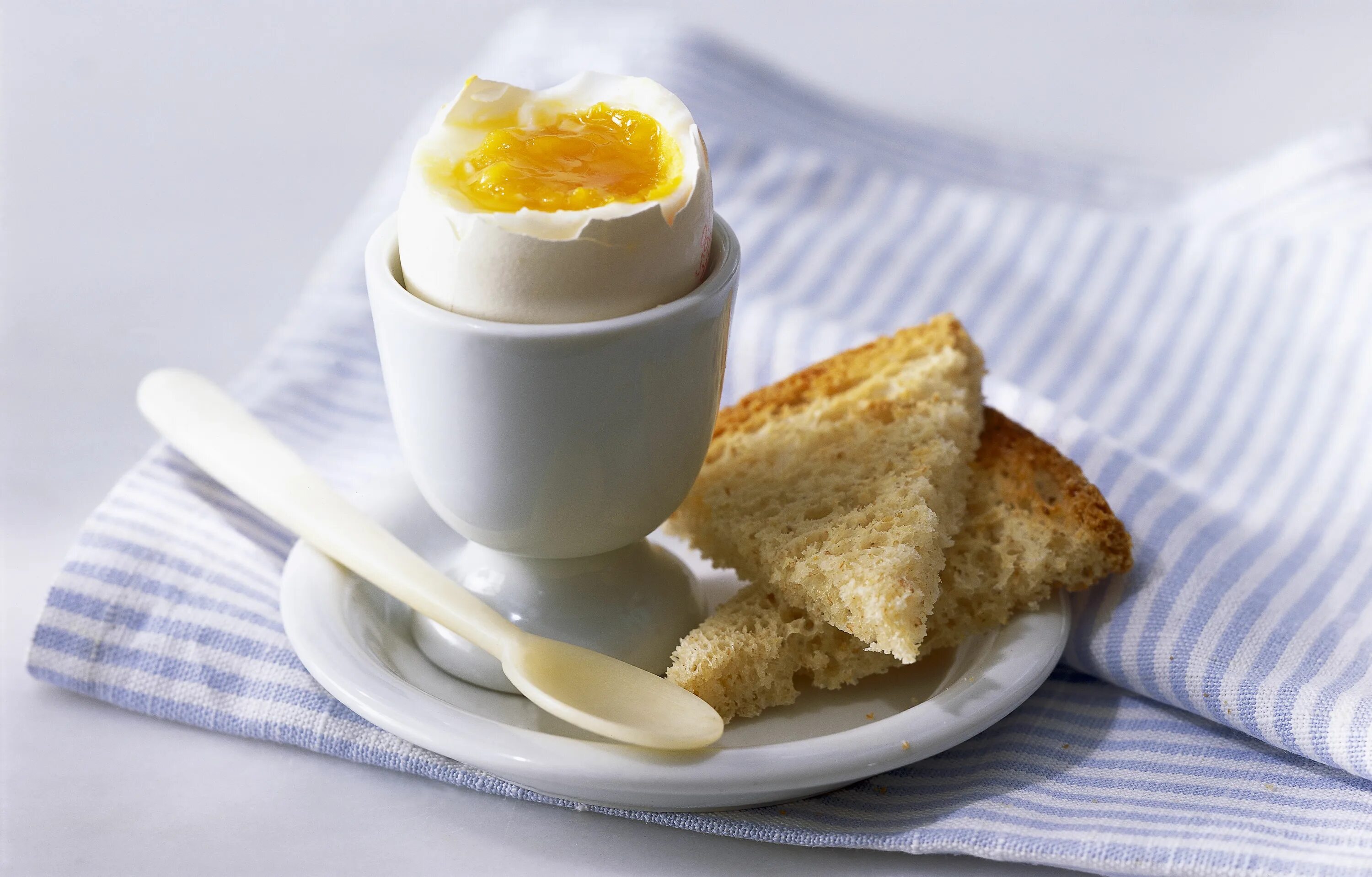 Завтрак с вареными яйцами. Яйца всмятку на завтрак. Отварные яйца на завтрак. Кофе и яйца на завтрак. Some toast