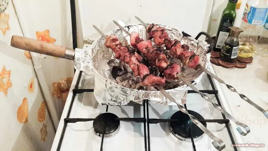 Шашлык на сковороде из свинины. Жарить шашлык дома. Шашлык на плите. Шашлык на балконе. Шашлык.
