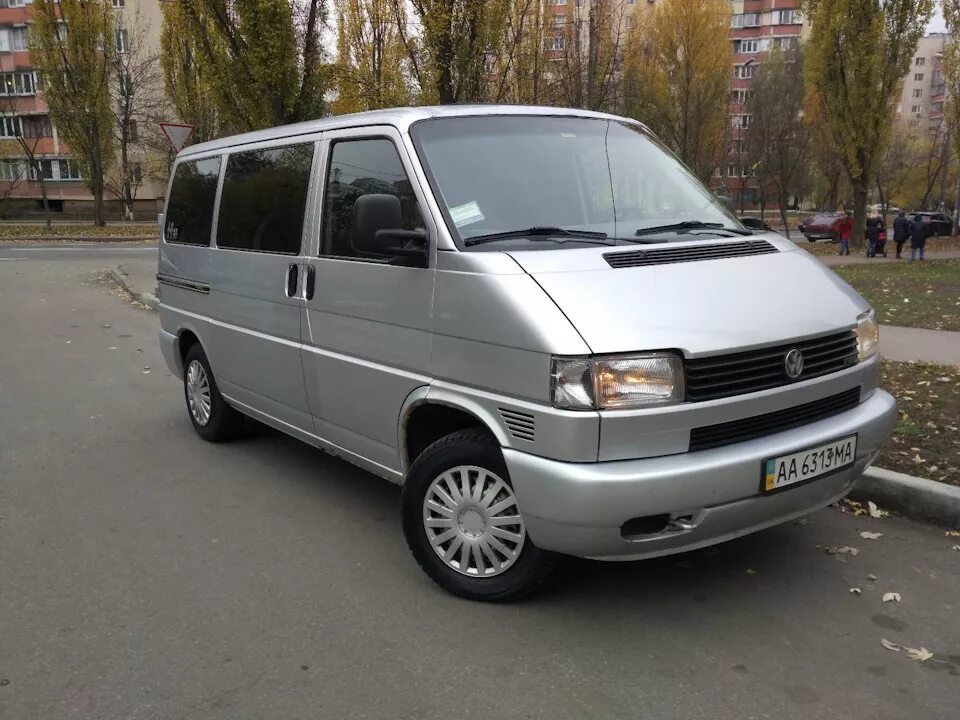 Vw t4 2. Транспортер т4 москва и область. Фольксваген каравелла лонг т4. Фольксваген транспортер желтый. Красный цвет фольксваген транспортер т4.