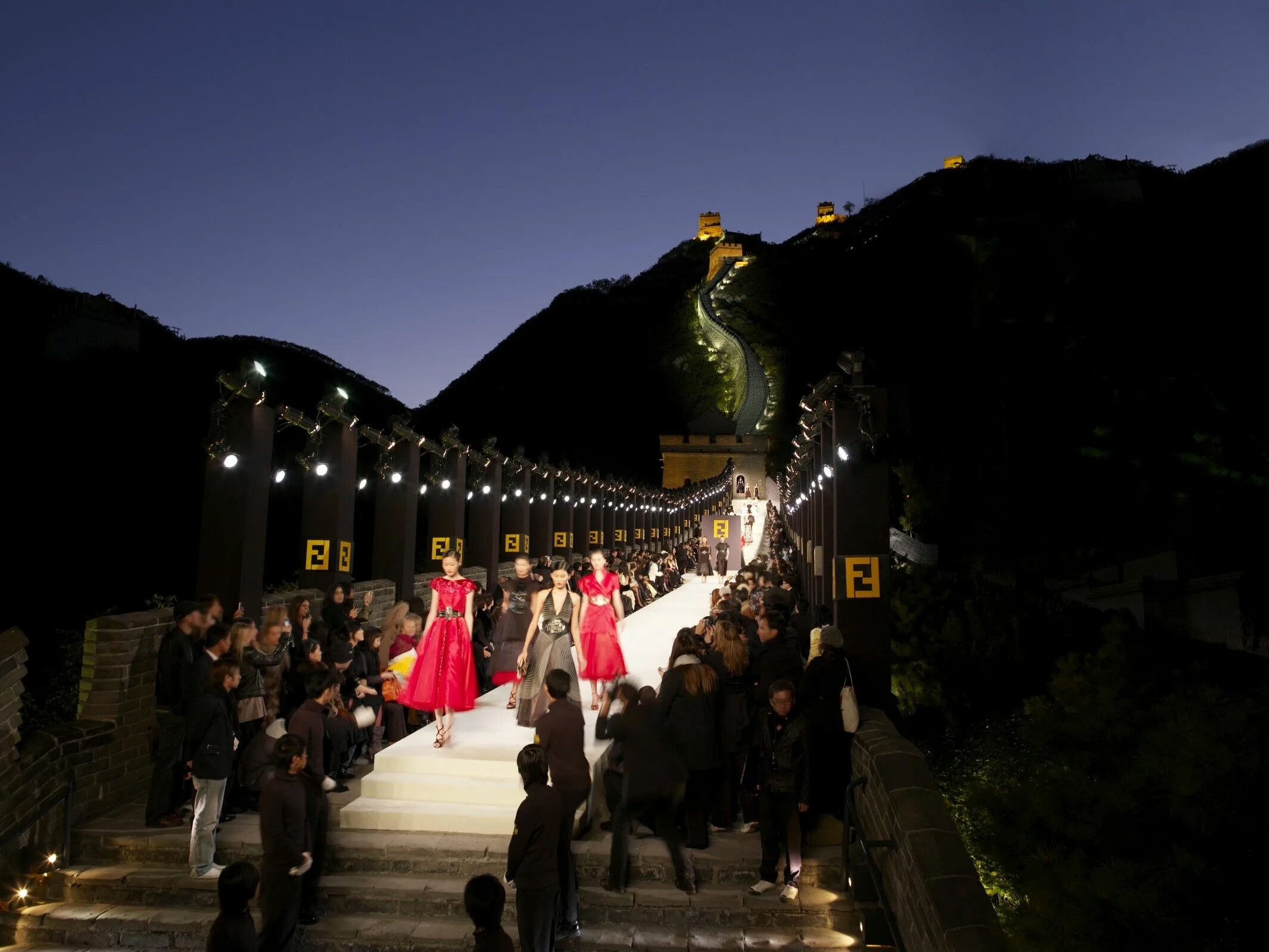 Fendi показ на великой китайской стене. Показ фенди на китайской стене. Показ мод на великой китайской стене. Показ фенди на великой китайской стене. Пьер карден показ в пустыне.