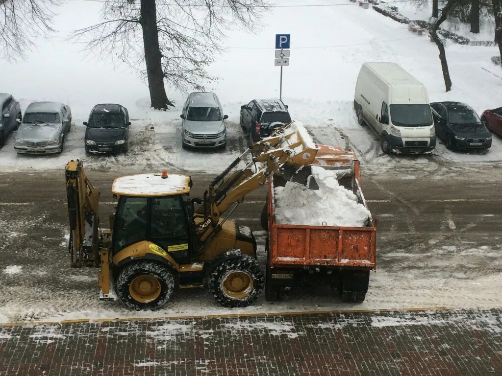 Трактора грузят. КАМАЗ И JCB уборка снега. JCB грузит КАМАЗ. Уборка снега экскаватором погрузчиком. Уборка и вывоз снега.