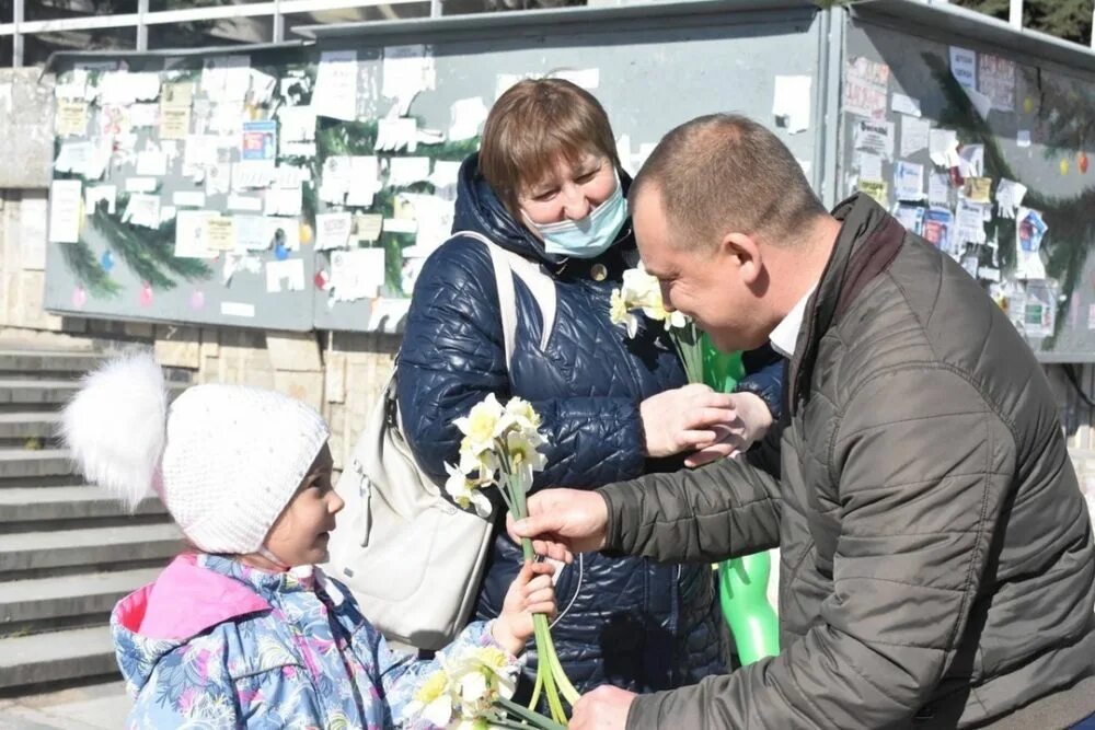 На улице дарят цветы