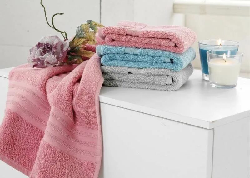 Сколько нужно полотенец. Мягкие полотенца. Полотенца махровые в интерьере. Махровое полотенце в ванне. Цветные полотенца.