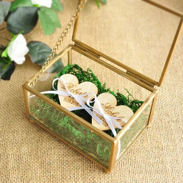 Коробочка для колец на свадьбу. Обручальное кольцо в коробочке. Коробка с цветами и кольцом. Кольцо в коробочке. Коробочка для колец на свадьбу.