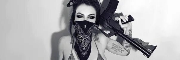 Включи девочки бандитки. Девушка в маске с пистолетом. Девушка в маске с автоматом. Девушка бандитка. Бандитка с пистолетом.