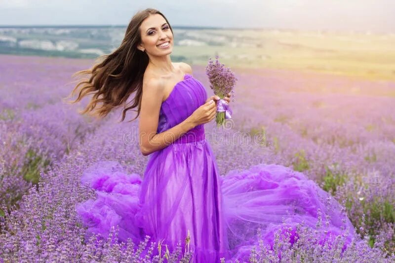Шляпка цветок. Фотосессия в фиолетовом поле. Лавандовые поля в крыму. Женщины в лавандовом. Лавандовое платье на блондинке.