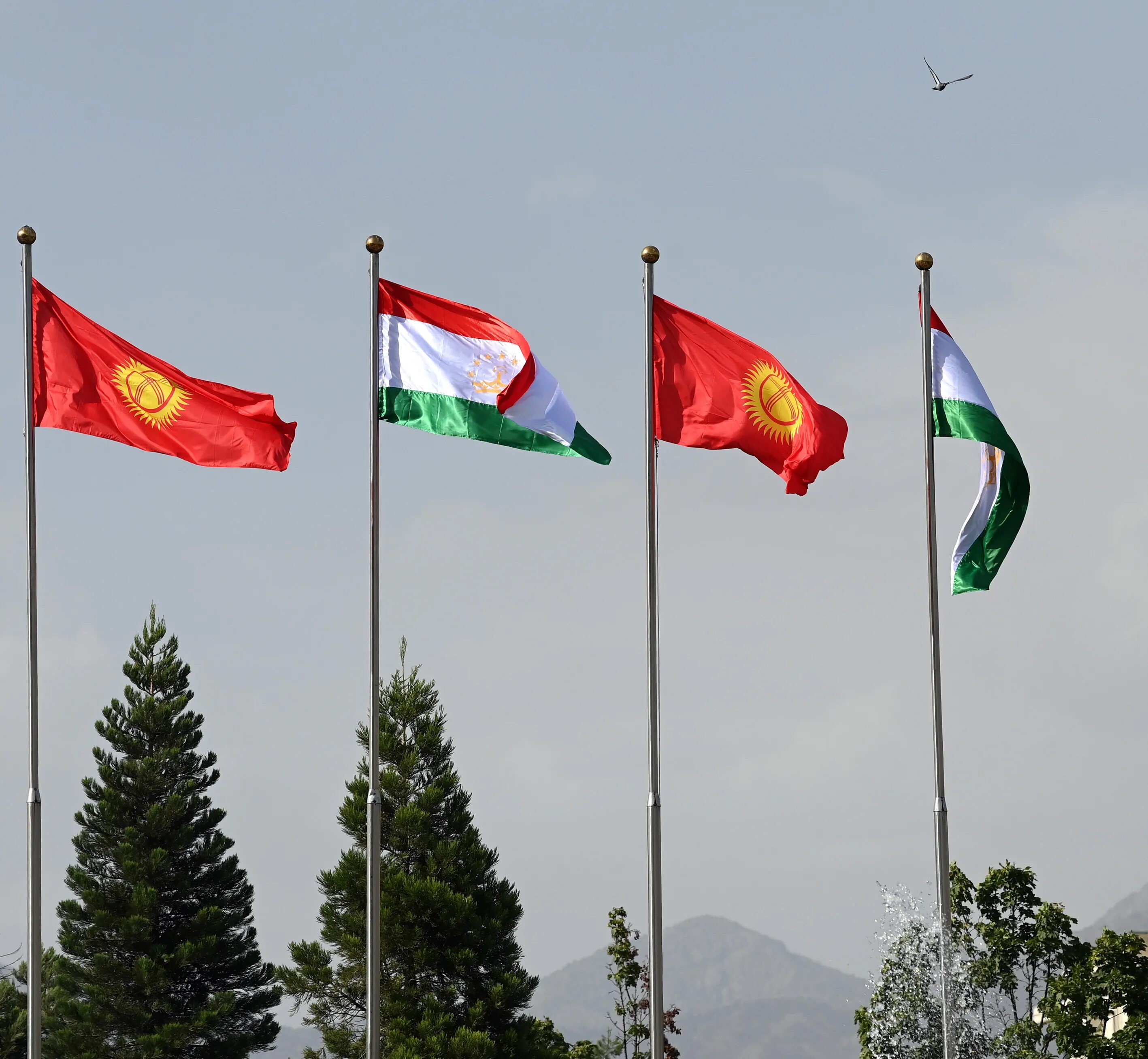 Флаг Таджикистана и Кыргызстана. Флаг Душанбе. Граница Узбекистана и Кыргызстана. Кыргызстан Узбекистан.