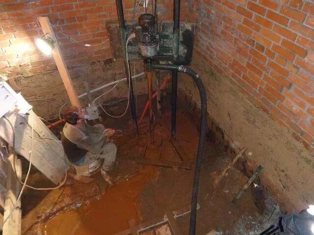 Водопровод для частного дома. Скважина в жилом доме. Канализация септик. Водопровод от скважины в дом. Инженерные коммуникации в частном доме.