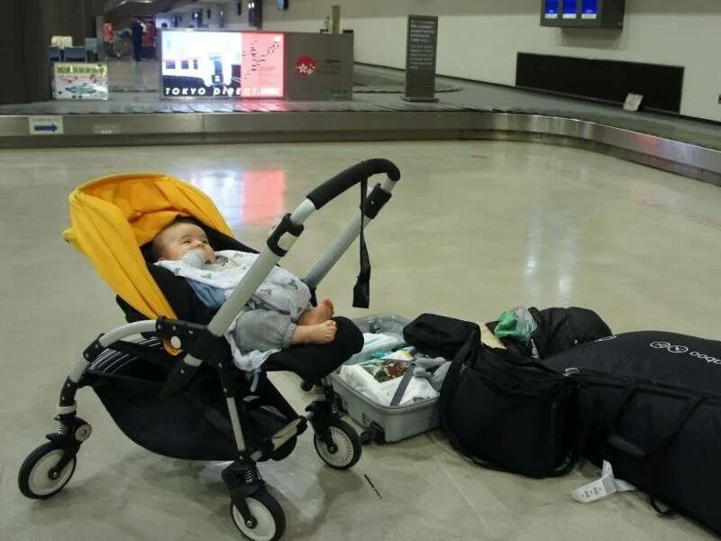 Можно ли коляску в ручную кладь. Коляска в салон самолета. Можно ли коляску в ручную кладь. Прогулочная коляска в самолет. Коляска для ручного багажа.