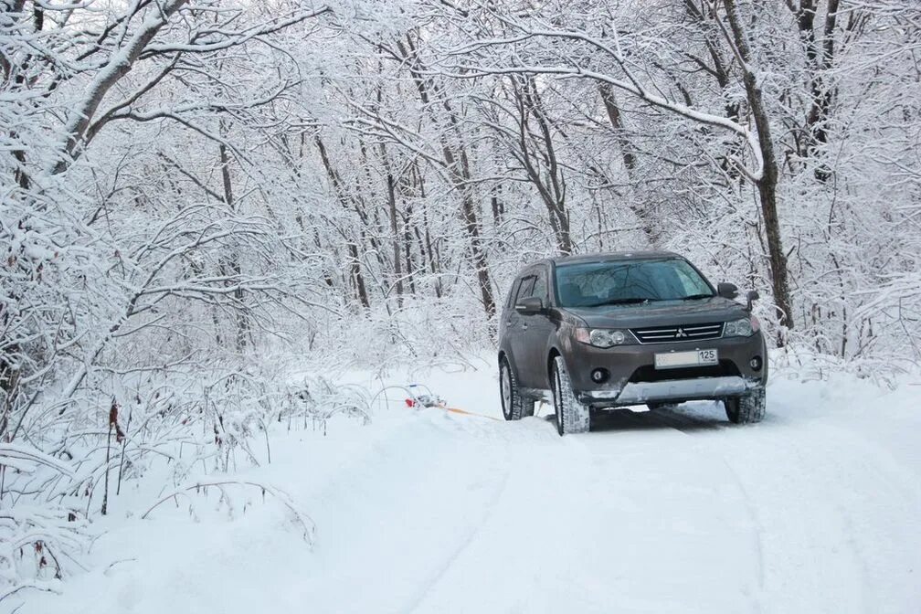 Полный привод аутлендер 1. Mitsubishi Outlander 2013 зимой. Митсубиси Аутлендер 2011 года зимой. Митсубиси Аутлендер 2007 зимой в лесу. Mitsubishi Outlander 2008 ночью зимой.