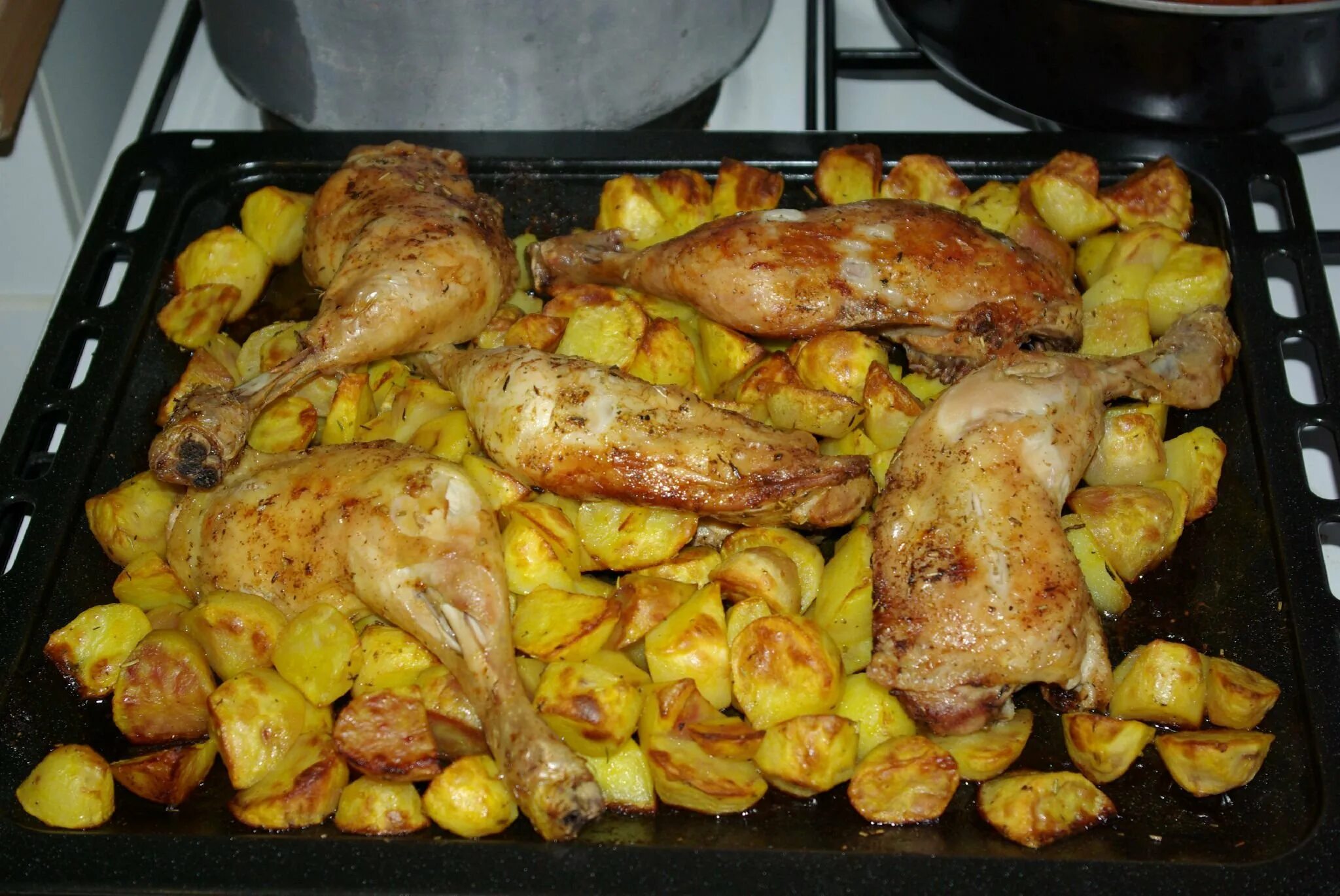 Сколько готовятся куриные ножки в духовке. Окорочка в духовке. окорочка в духовке с картошкой. куриные окорочка с картошкой в духовке. окорочка в духовке сскартошкой.