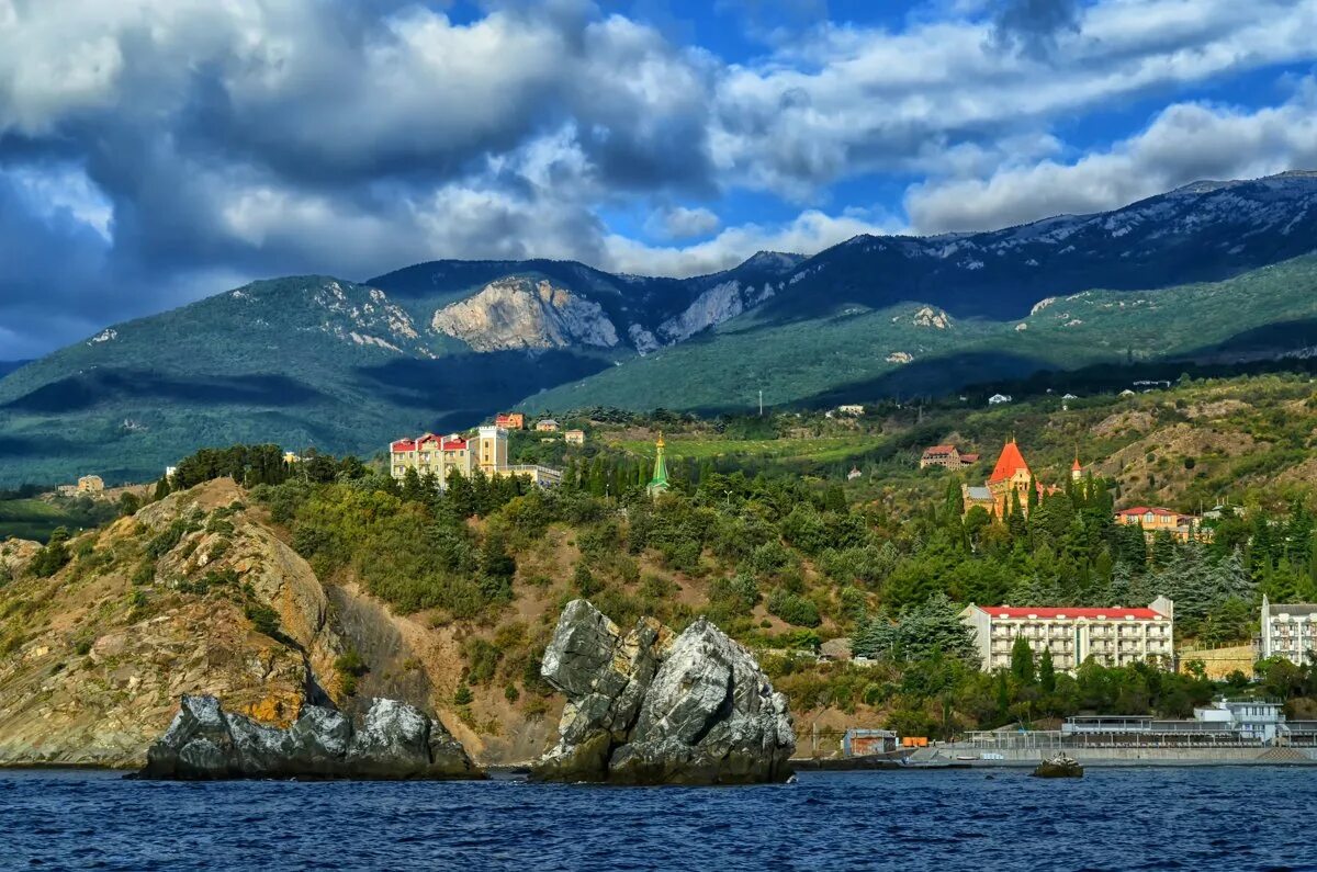 Поселки юбк. Алушта Утес мыс Плака. Мыс Плака Алушта. Партенит мыс Плака. Посёлок утёс Крым.