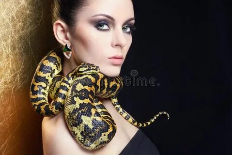 Змея на шее песня