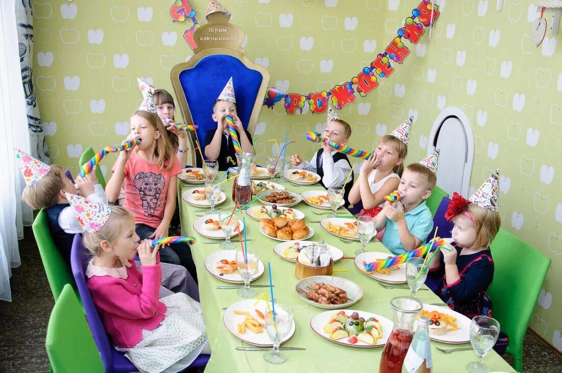 Где отпраздновать юбилей. Детский стол на день рождения. Детский стол на праздник. Идеи для детского дня рождения. Стол на др ребенка.