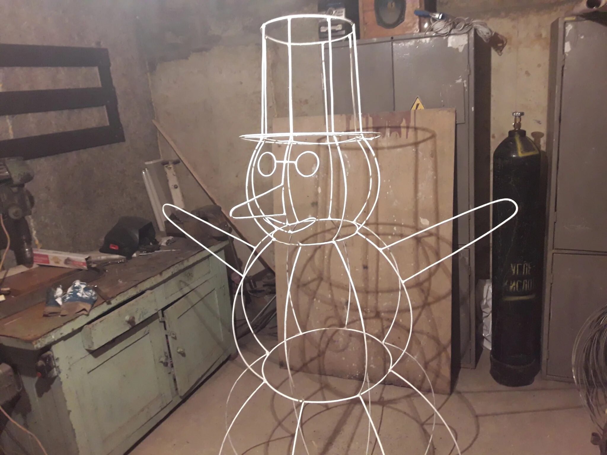 Каркас снеговика из проволоки своими руками. Уличные светящиеся фигуры к новому году. Каркас для снеговика. Каркас снеговика из проволоки. Фигурки из арматуры.