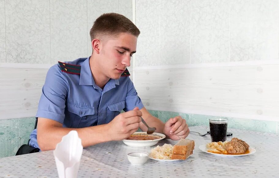 Столовая в полиции. Полицейские в столовой. Еда в полиции. Милиционер в столовой. Обед в суде