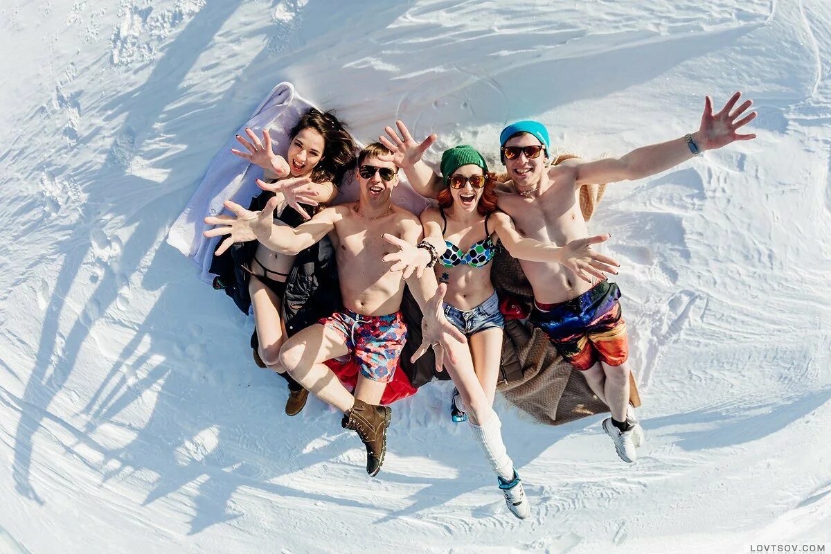 Новогодний корпоратив на природе. Путешествие зимой. Фотосессия с друзьями зимой. Веселье вечеринка. Зимние забавы фотосессия.