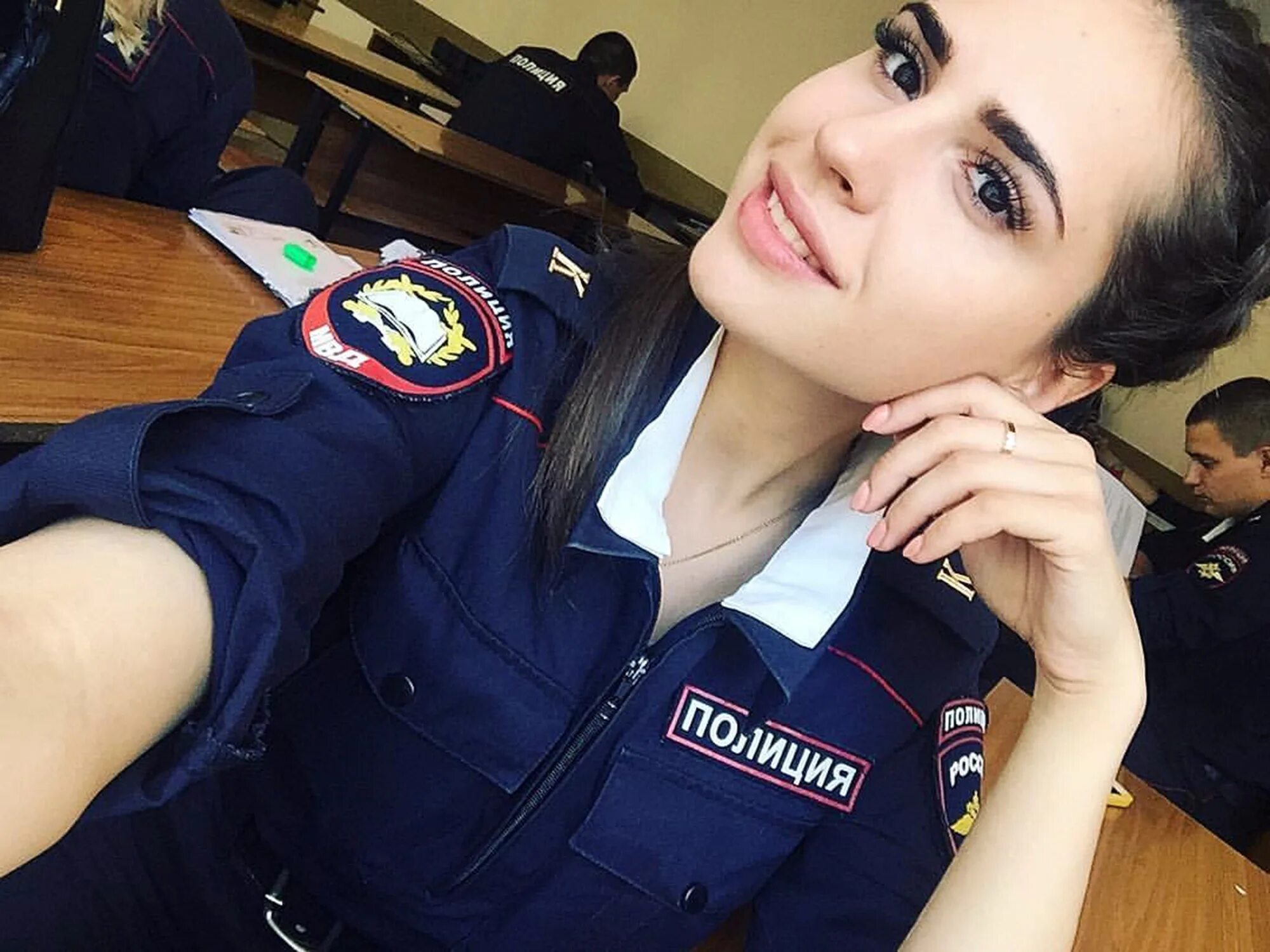 Как попасть в полицию девушке