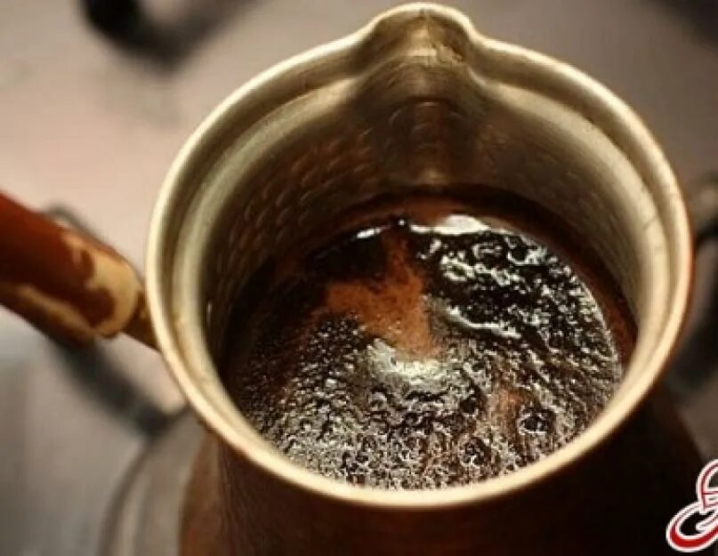 Кипящее кофе. Кофе по турецки. Кофейная Гуща в турке. Карамельный кофе в турке. Кофе вареный в турке с карамель и.