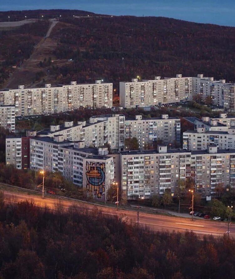 Мурманский дом гигант. 305 микрорайон мурманск. 305 микрорайон мурманск. 305 микрорайон мурманск. Длинный дом в мурманске.