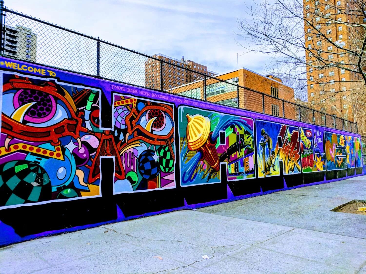 Граффити в офисе. Оф граффити. Граффити рисунки на стенах. Граффити в нью йорке 1985. Роспись стен маркетинг.