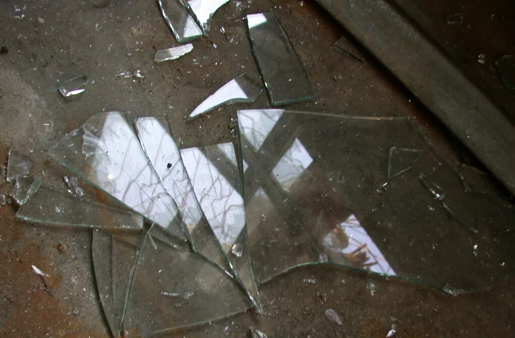 Разбил пол. Разбитое стекло. Треснутое стекло. Осколки стекла. Стекло разбитое осколки на полу.