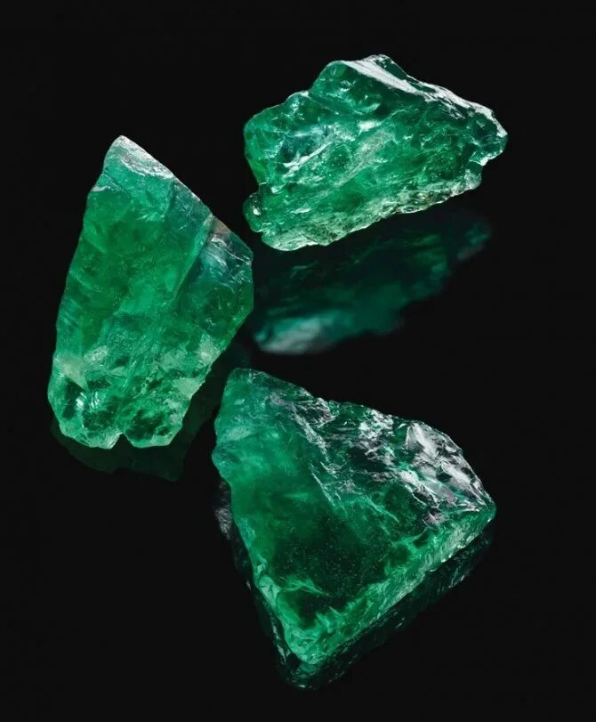 Смарагд изумруд. Необработанный изумруд. Берилл-смарагд. Неограненный изумруд. Изумруд камень самородок.
