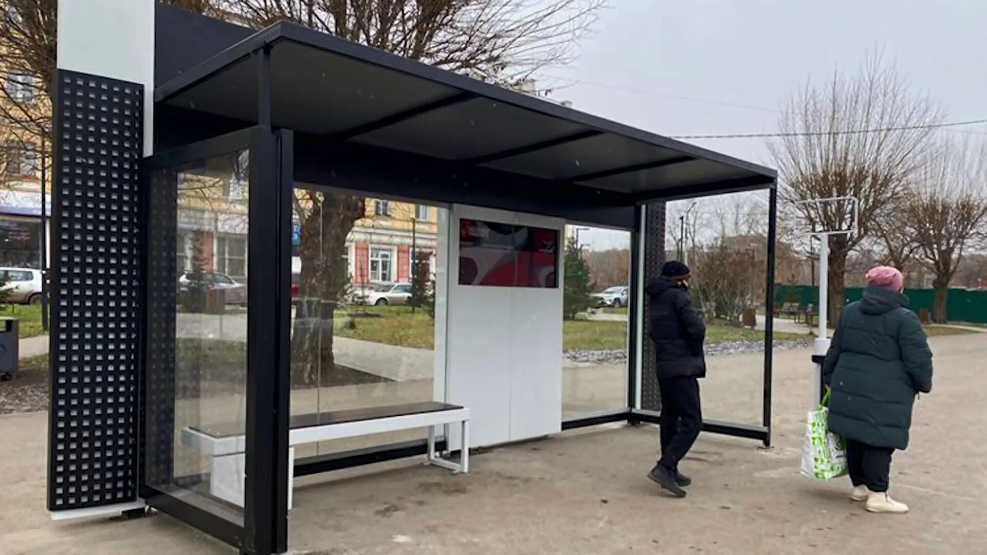 Московские автобусные остановки. Установлены остановки. Остановочный павильон стеклянный. Автобусный павильон. Установлены остановки.